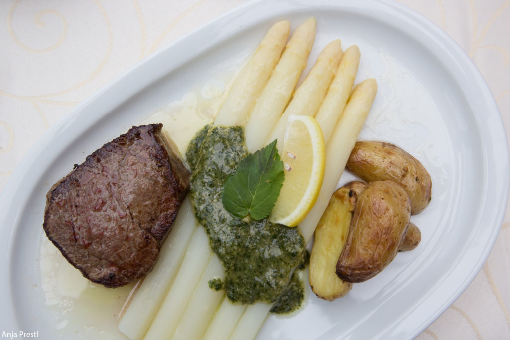 KLASSISCHER WEISSER SPARGEL mit BAYERISCHES RINDERFILETSTEAK VOM GRILL ...